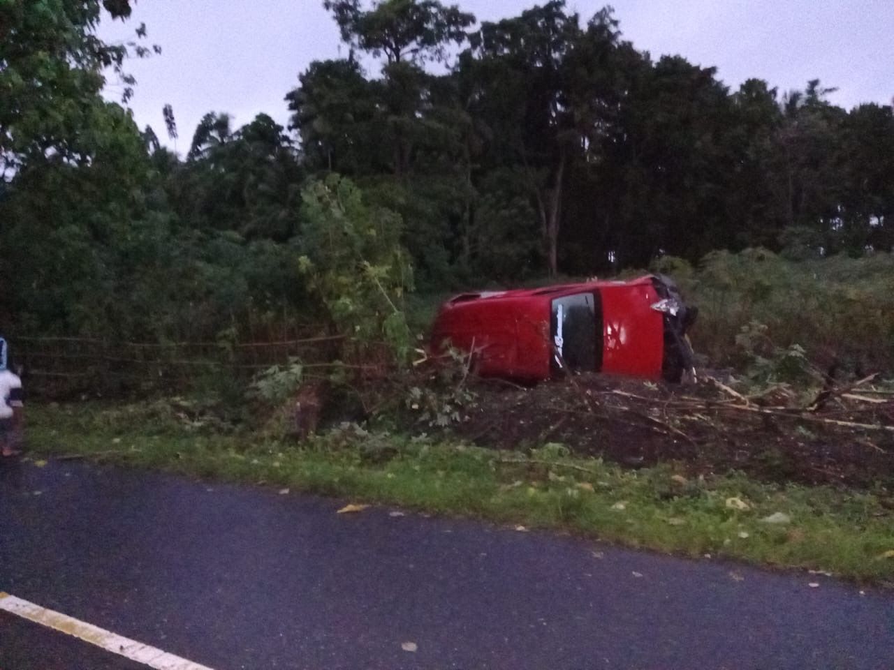 Sopir Mabuk Miras, Mobil Angkot Oleng Terbalik di Negeri Soahuku Maluku Tengah