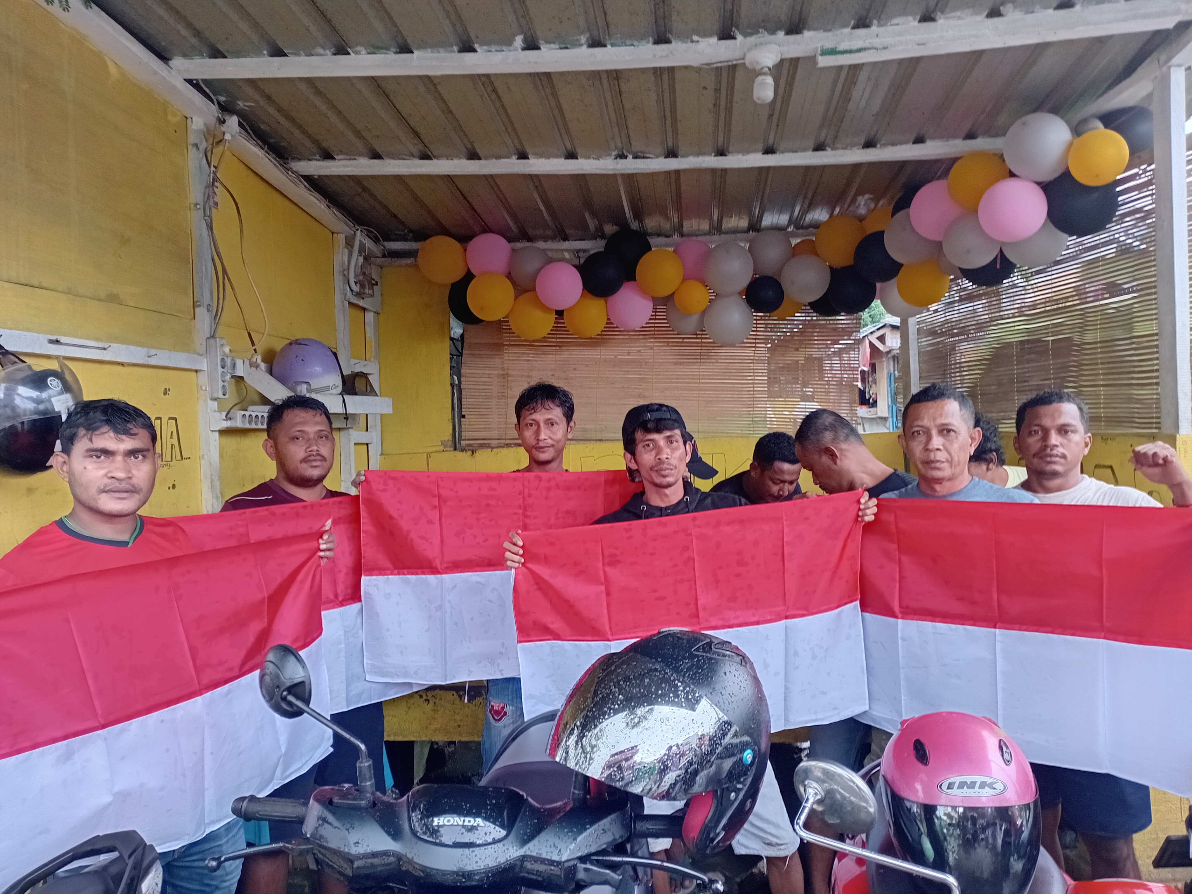Jelang Hari Kemerdekaan RI Ke-80, Polda Maluku Bagikan Bendera Merah Putih Kepada Masyarakat