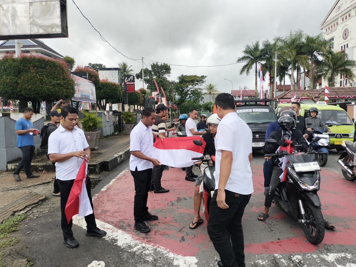 Polresta Ambon Bagi 150 Bendera Merah Putih Sambut Dirgahayu Republik Indonesia di 4 Titik Jalan