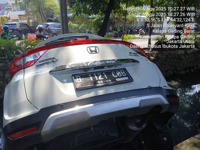 Viral Mobil Nyungsep di Kelapa Gading, Ternyata Akibat Salah Injak Pedal Gas