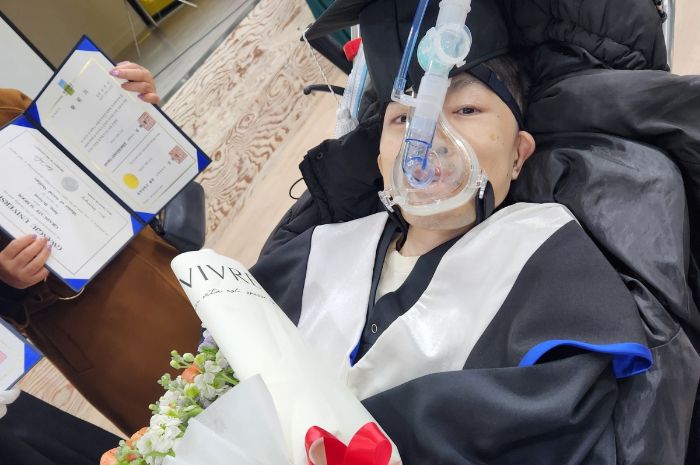 Meski Lumpuh Total, Mahasiswa Korea Ini Raih Gelar Master dengan Menulis Pakai Kedipan Mata