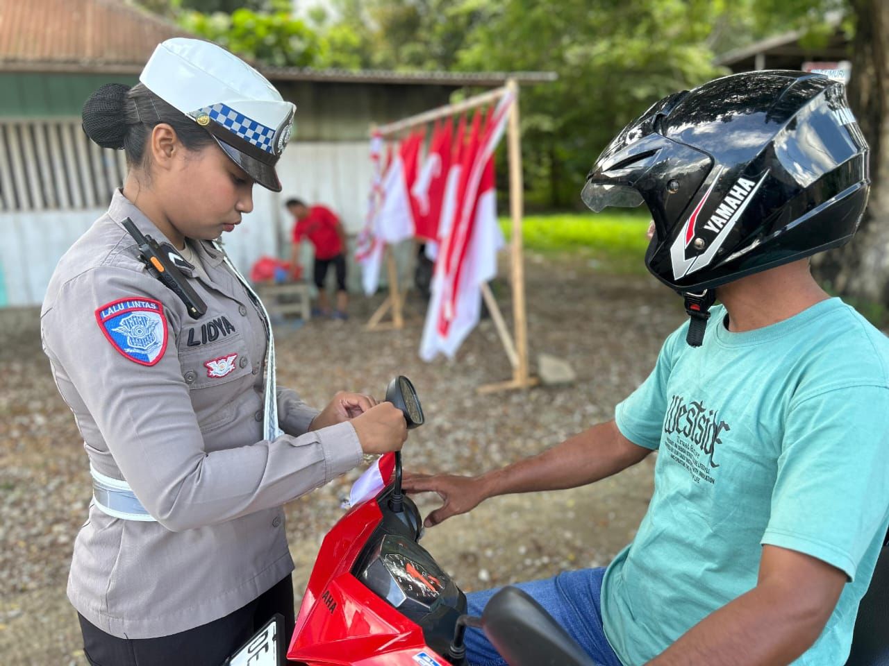 Pengendara di Seram Bagian Timur Dapat Bendera Merah Putih Gratis Jelang Hari Kemerdekaan, Polisi Dapat Sambutan Positif