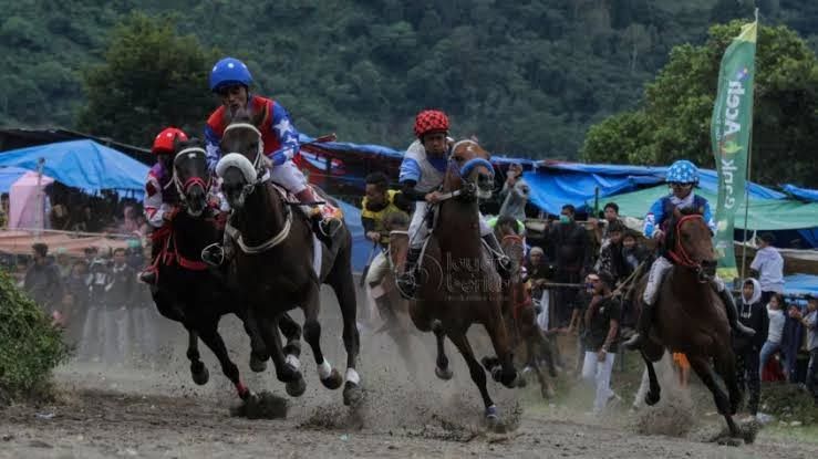 7 Tradisi Unik Meriahkan HUT RI ke-80, dari Lomba Sampan Sampai Sepak Bola Durian!