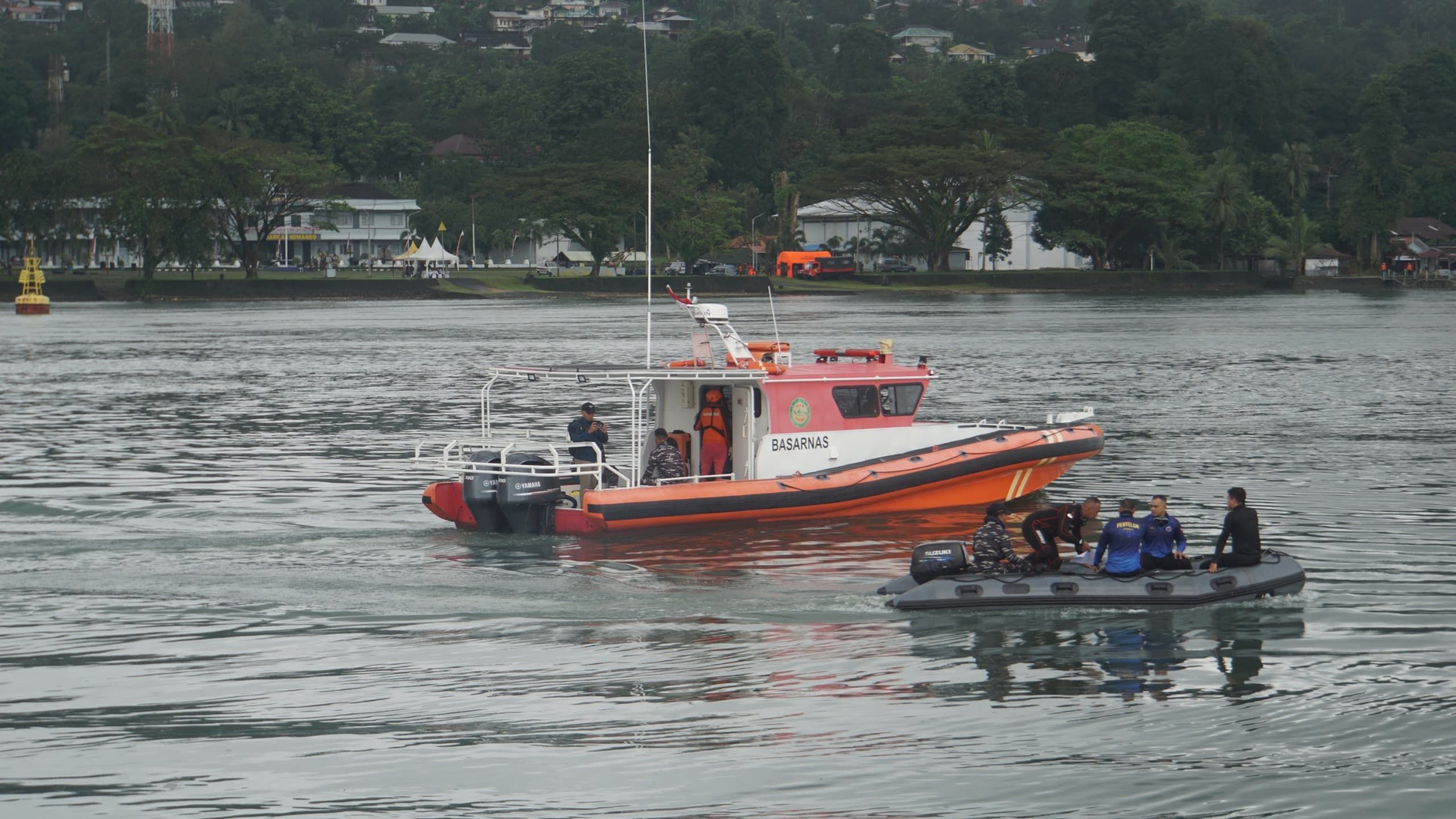 Unsur SAR Latih Taktis di Perairan Teluk Ambon Hadapi Situasi Darurat