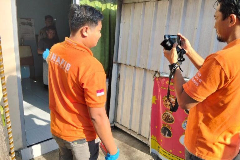 Peluru Nyasar Tembus Atap Rumah Warga di Makassar, Hantam Bingkai Foto di Ruang Tamu
