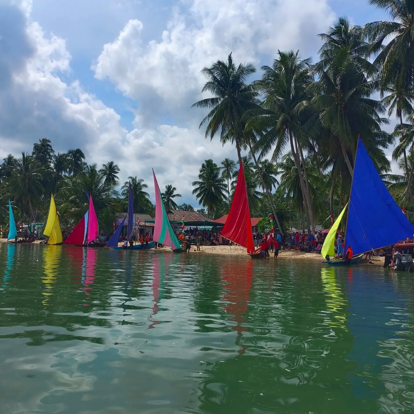 7 Tradisi Unik Meriahkan HUT RI ke-80, dari Lomba Sampan Sampai Sepak Bola Durian!