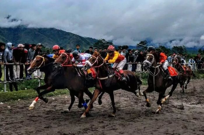 7 Tradisi Unik Meriahkan HUT RI ke-80, dari Lomba Sampan Sampai Sepak Bola Durian!
