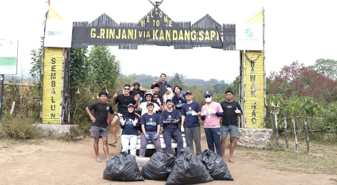 Antuasiasme Mahasiswa KKN UGM Bersama Warga Bersihkan Jalur Pendakian Rinjani