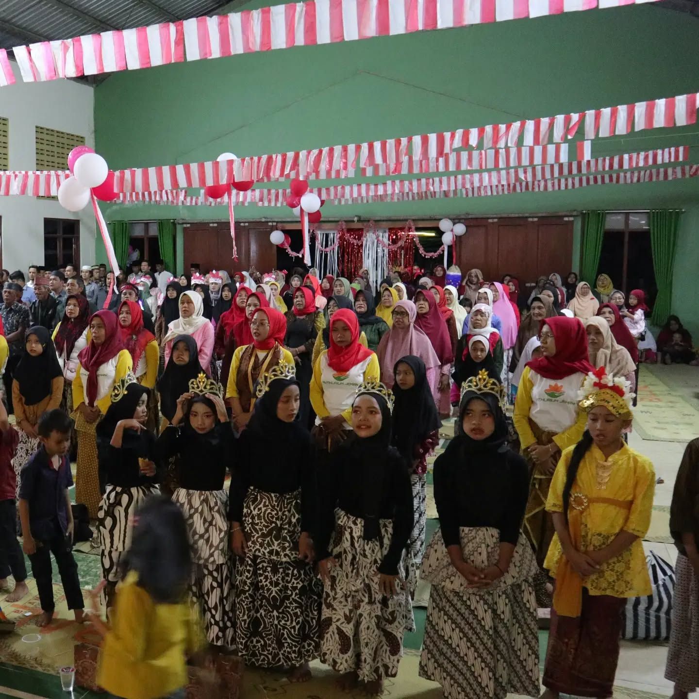 7 Tradisi Unik Meriahkan HUT RI ke-80, dari Lomba Sampan Sampai Sepak Bola Durian!
