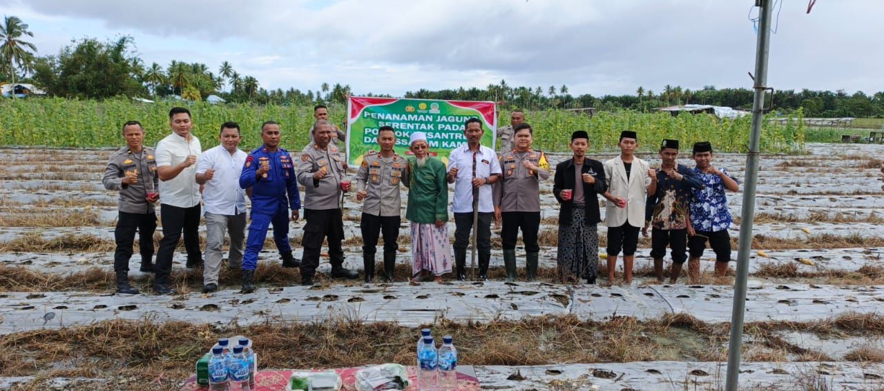Polisi Bareng Santri di Seram Bagian Barat Tanam Jagung Dukung Swasembada Pangan