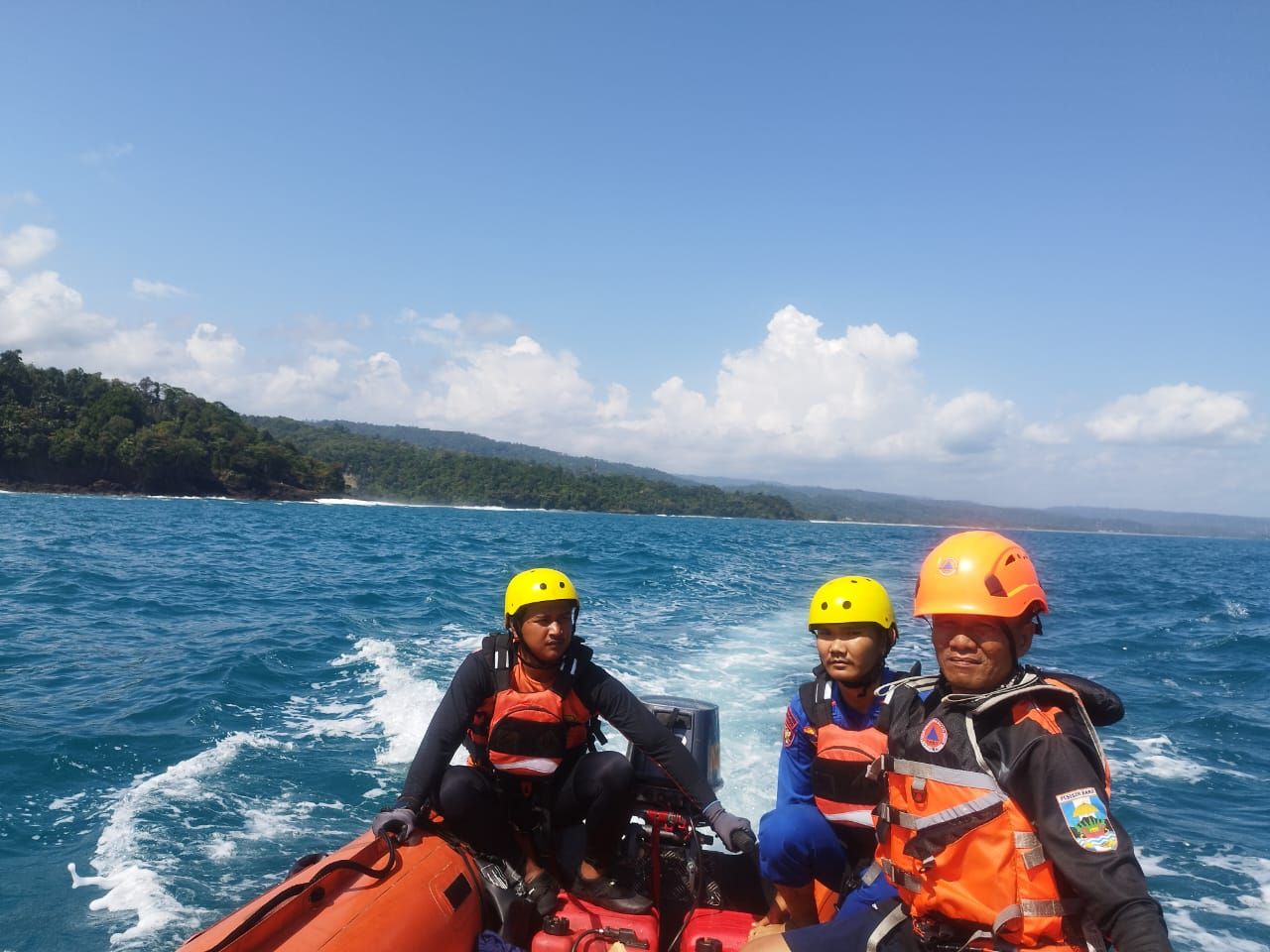 Anggota Polres Pesisir Barat Lampung Hilang Usai Terseret Ombak di Pantai Goa Matu