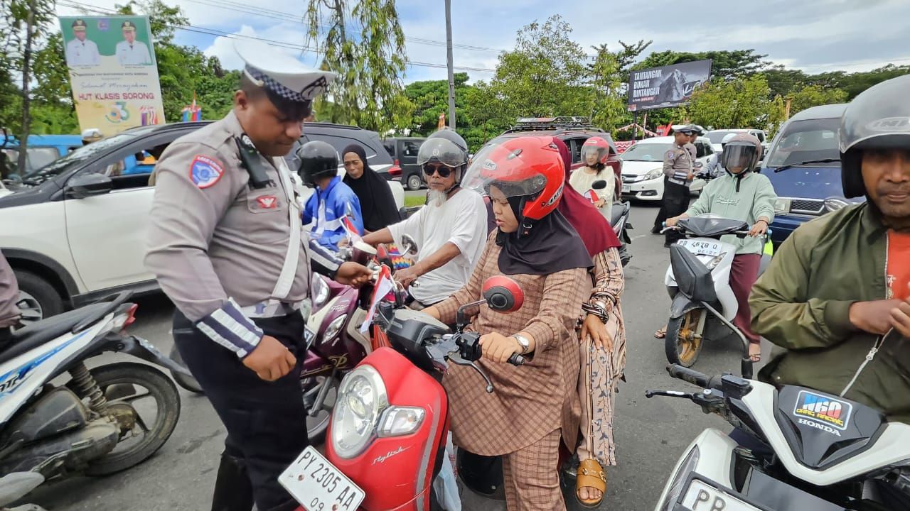 Sambut HUT RI ke-80, Satlantas Polresta Sorong Bagikan Bendera Merah