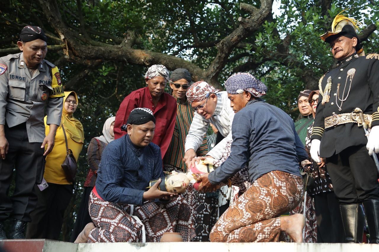 Ribuan Warga Bersama Wabup Sleman Danang Meriahkan Tradisi Saparan Bekakak di Ambarketawang Sleman