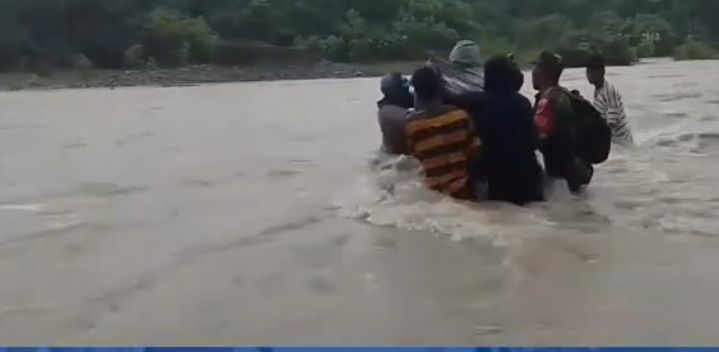 Korban Kena Bacok di Seram Bagian Timur Digotong Lewat Sungai Banjir Demi Berobat ke RSUD Masohi
