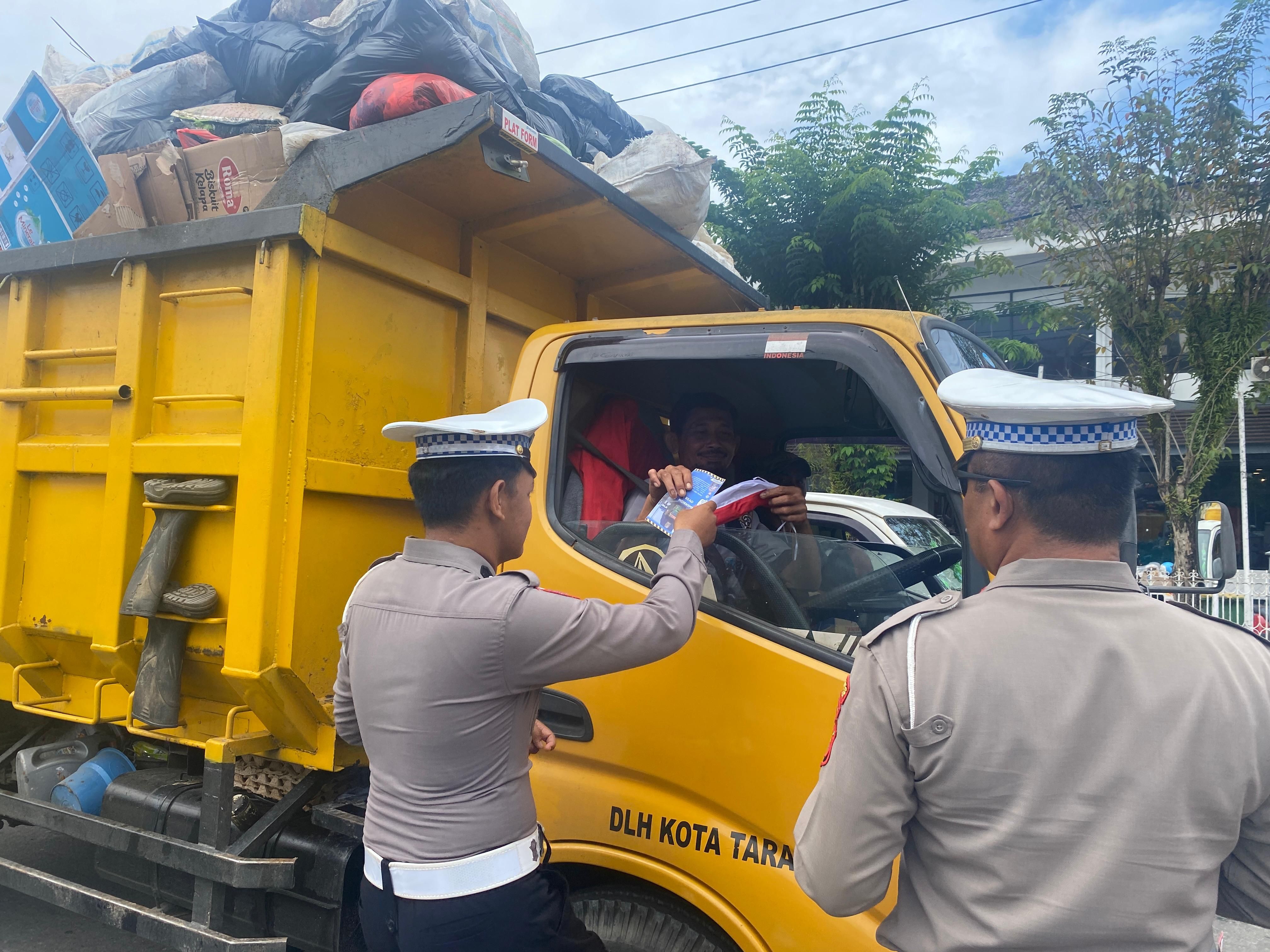 Pemasangan Bendera Merah Putih pada Kendaraan Jelang HUT RI ke-80 Oleh Sat Lantas Polres Tarakan