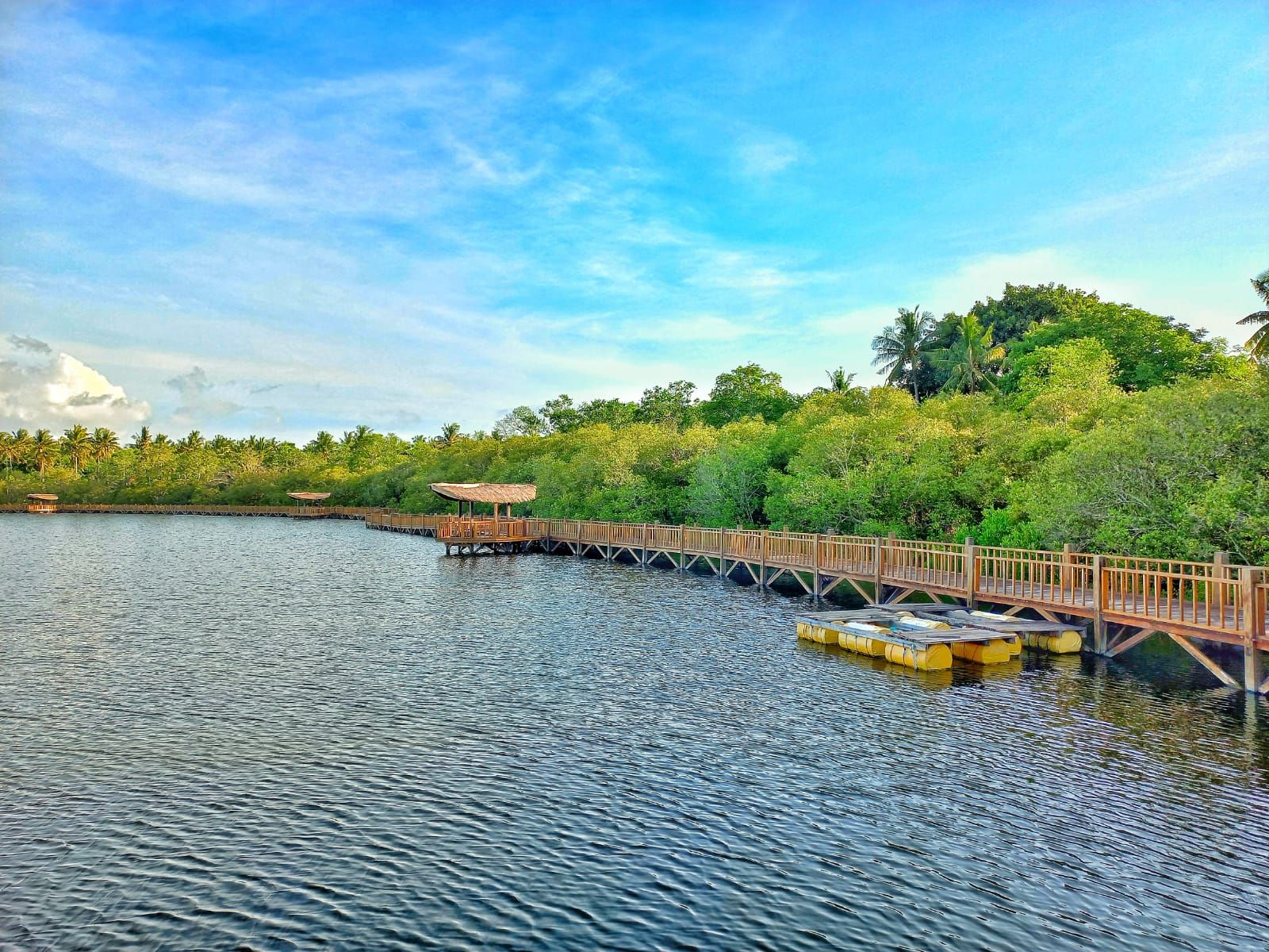 PESONA DANAU AIR ASIN DI GILI MENO