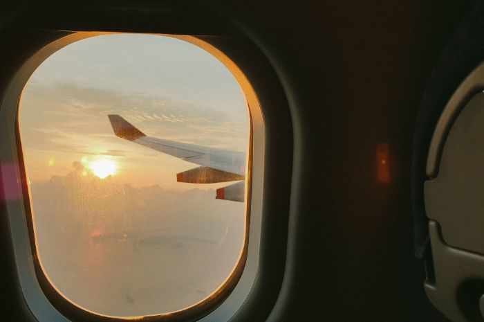 35 Caption Naik Pesawat Aesthetic Bahasa Inggris dan Artinya