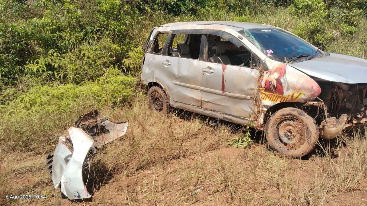 Sopir Hilang Kendali, Satu Minibus Kecelakaan Tunggal di jalan Poros Muting