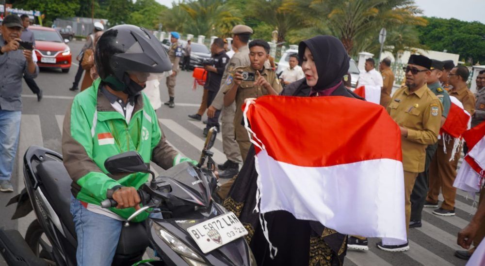 Jelang 17 Agustus, Wali Kota Banda Aceh Bagi 500 Bendera Merah Putih ke Warga