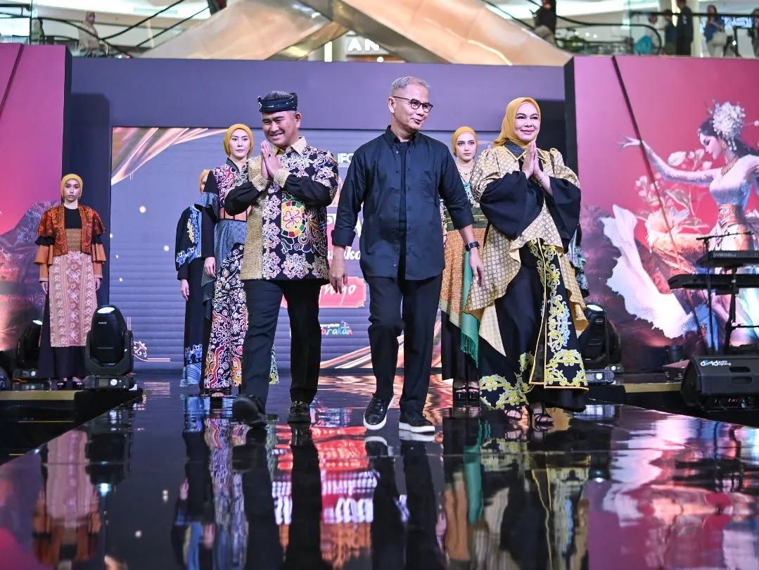 Wali Kota dan Istri Memamerkan Wastra Tarakan Pada Ajang Parade Wastra Nusantara 2025