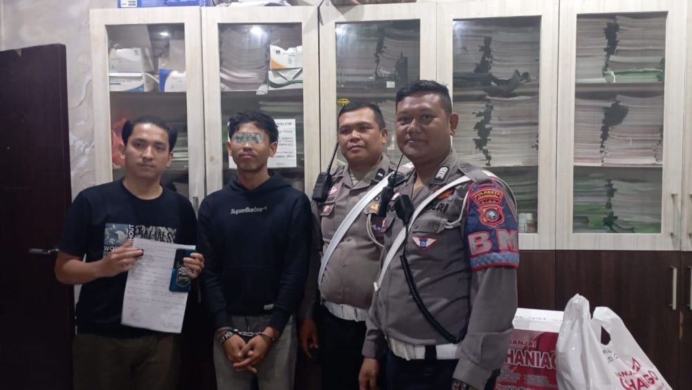 Ketahuan Buang Benda Misterius di Traffic Light, Pengendara KLX Langsung Dibekuk!