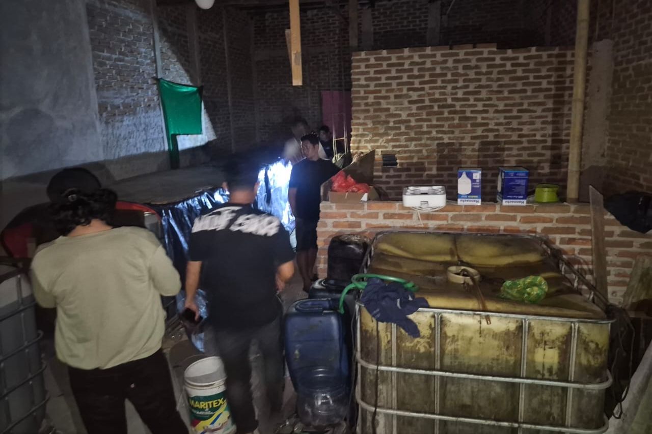 Polres Maros Bongkar Penimbunan 9 Ribu Liter Solar Subsidi di Rumah Kosong, 1 Orang Jadi Tersangka
