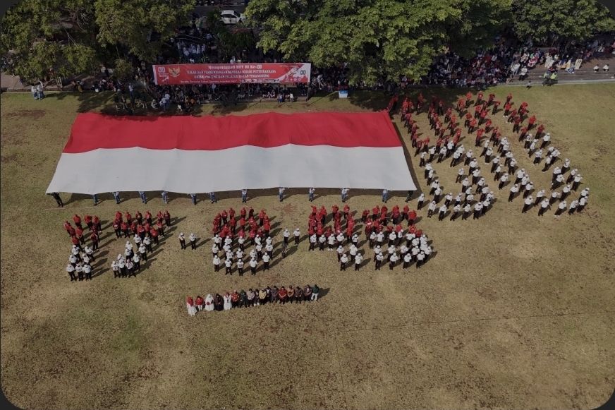 Gotong Royong Pelajar Temanggung dalam Kirab Bendera Raksasa HUT ke-80 RI