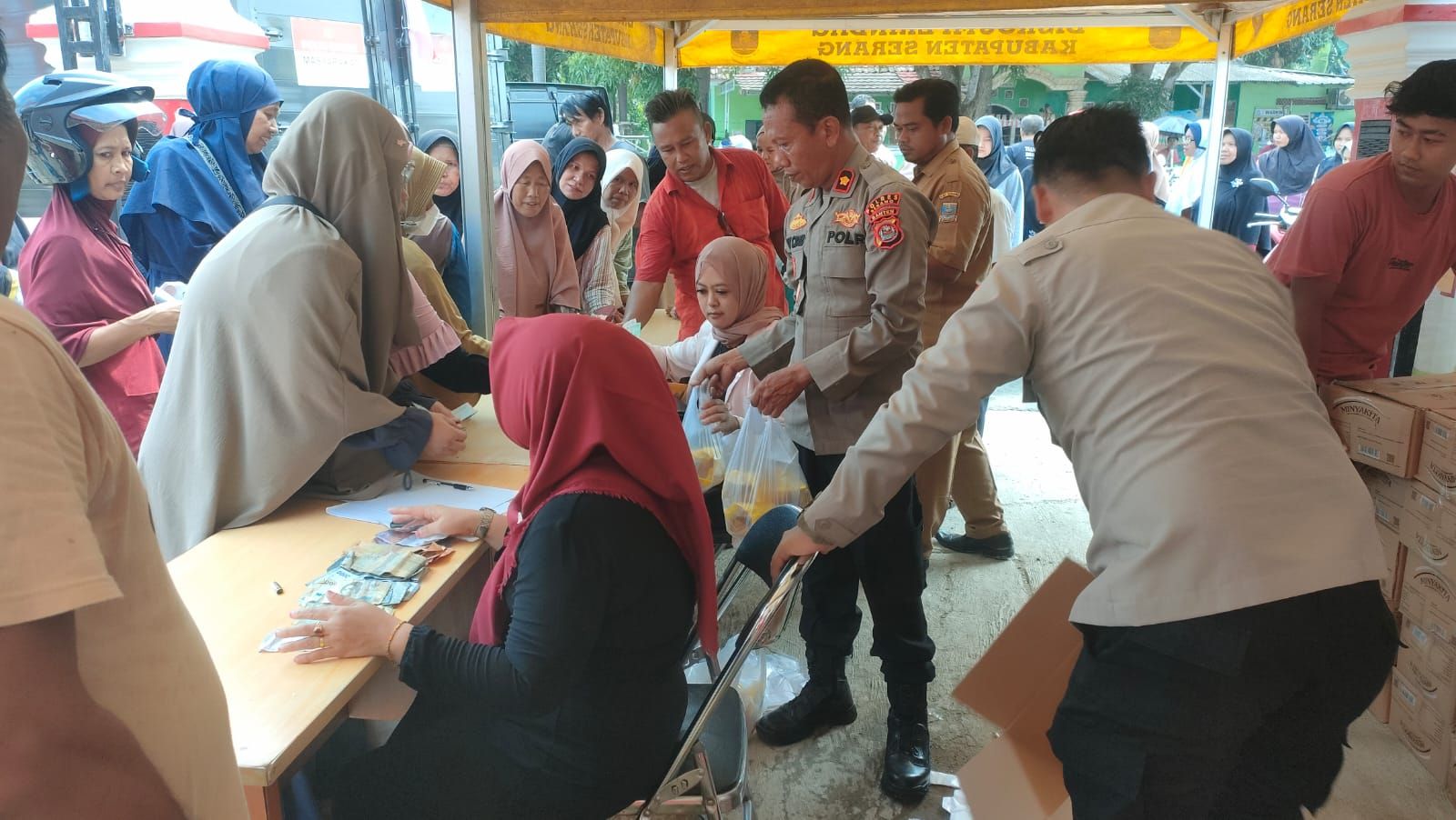 Polres Serang Gelar Gerakan Pangan Murah di halaman Koperasi Merah Putih
