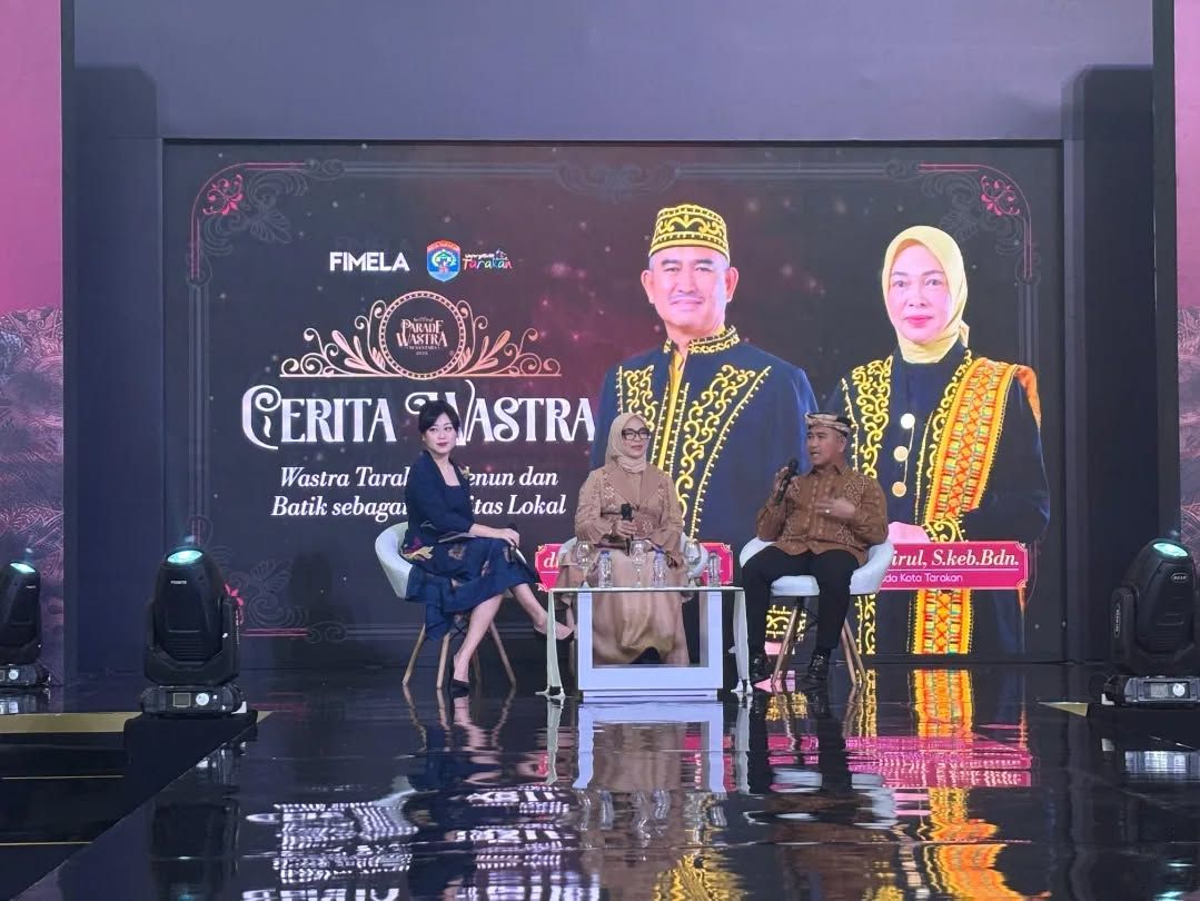 Wali Kota dan Istri Memamerkan Wastra Tarakan Pada Ajang Parade Wastra Nusantara 2025