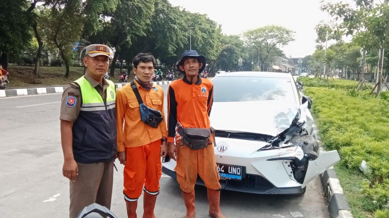 2 PPSU Alami Luka Parah usai Dihantam Mobil Listrik di Jaksel, Begini Kronologinya
