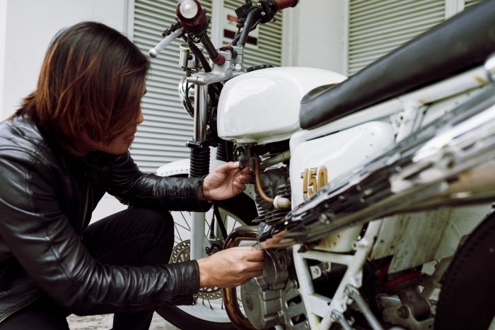5 Kesalahan Fatal saat Ganti Oli Motor Sendiri, Bisa Bikin Mesin Jebol!