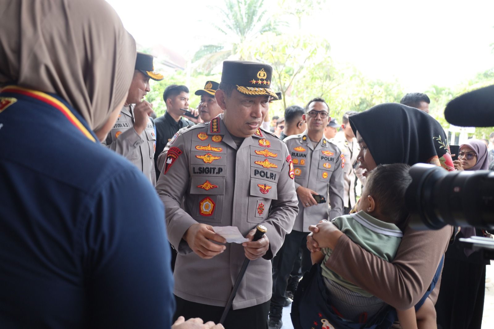 Kapolri Tinjau Distribusi SPHP, 2.225 Ton Beras Telah Tersalurkan Kepada Masyarakat