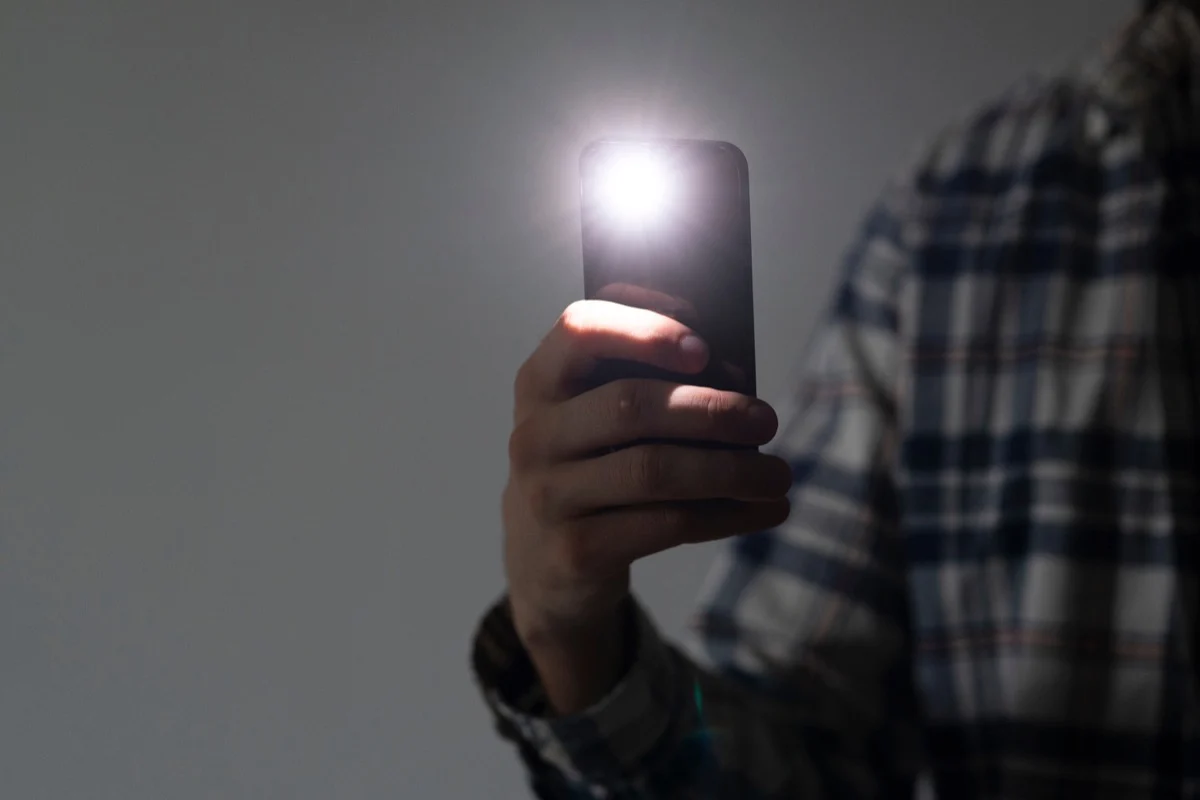 6 Penyebab Senter HP Mati dan Cara Mudah Mengatasinya