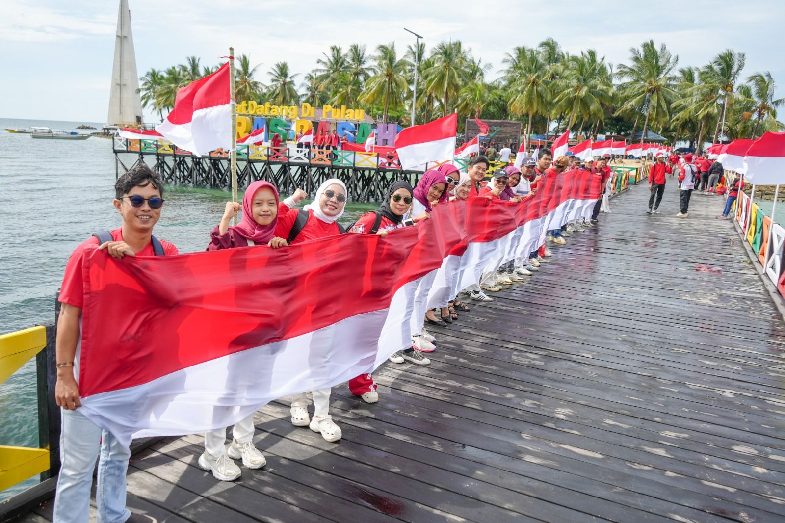 Semangat Kemerdekaan di Pulau Beras Basah, Bendera Merah Putih Memagari Pulau