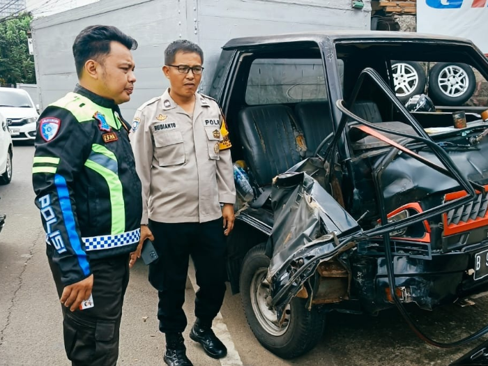 Adu Banteng 2 Mobil Akibat Gagal Nyalip di Tangsel, Sopir Terjepit!
