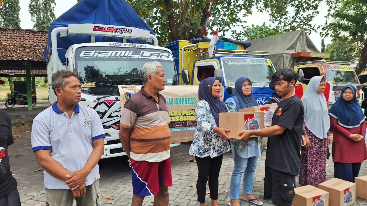 Sambut HUT RI Ke-80 : Para Sopir Truk Bersama Polda DIY Berikan Bantuan Sembako Hingga Kibarkan Bendera Merah Putih