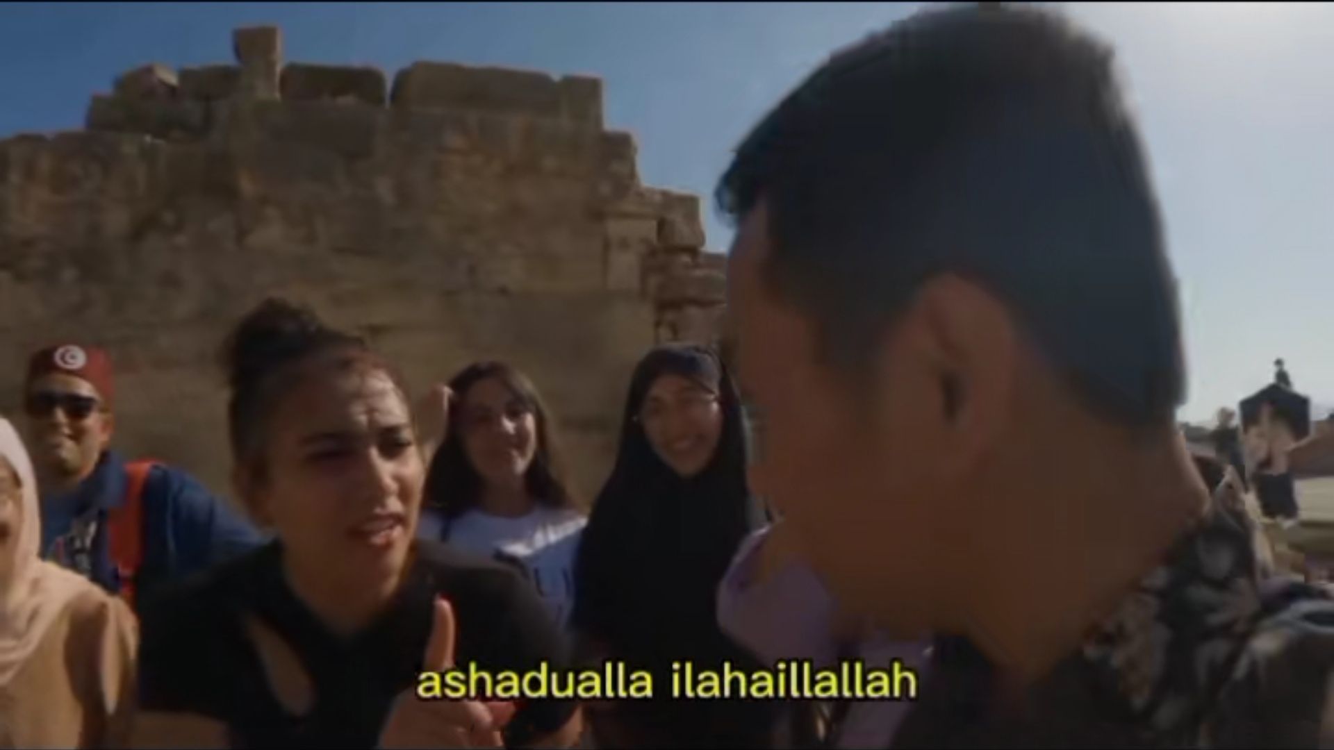 Kocak! Momen Lucu Pria Muslim Indonesia di Tunisia Diajari Al-Fatihah dan Kalimat Syahadat