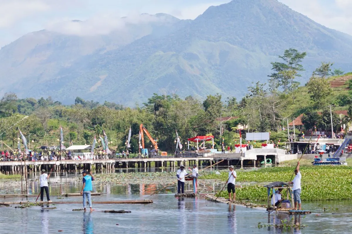 Pemkab Garut Intensif Bersihkan Gulma di Situ Bagendit