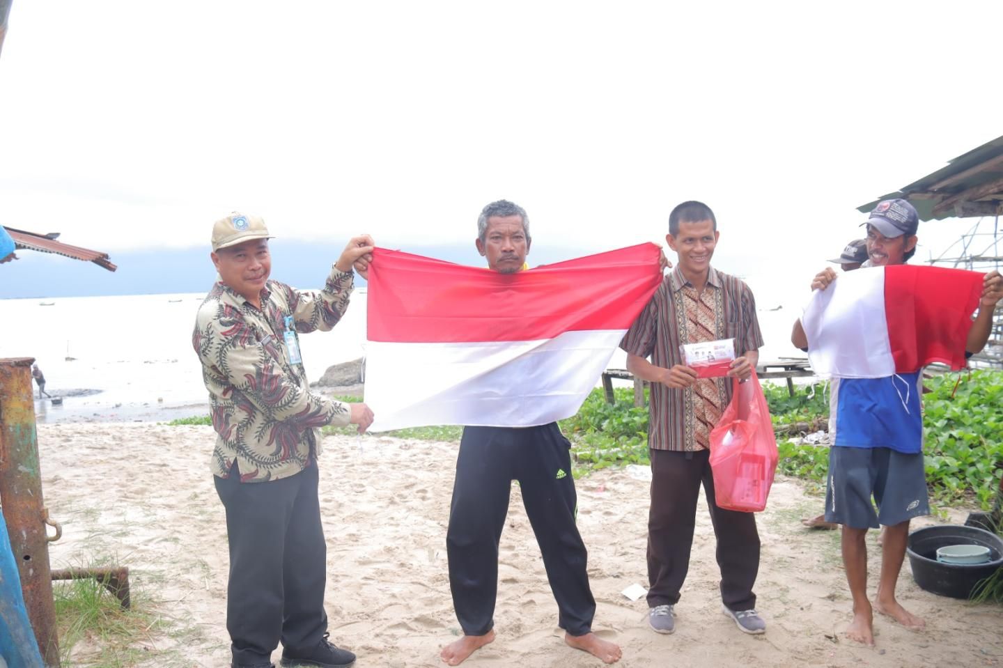 Warga Desa Benteng dan Batu Belubang Bersemangat Terima Bendera Merah Putih dari Diskominfo Babel