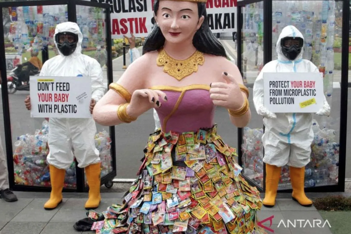 Aksi Pegiat Lingkungan Soal Sampah Plastik