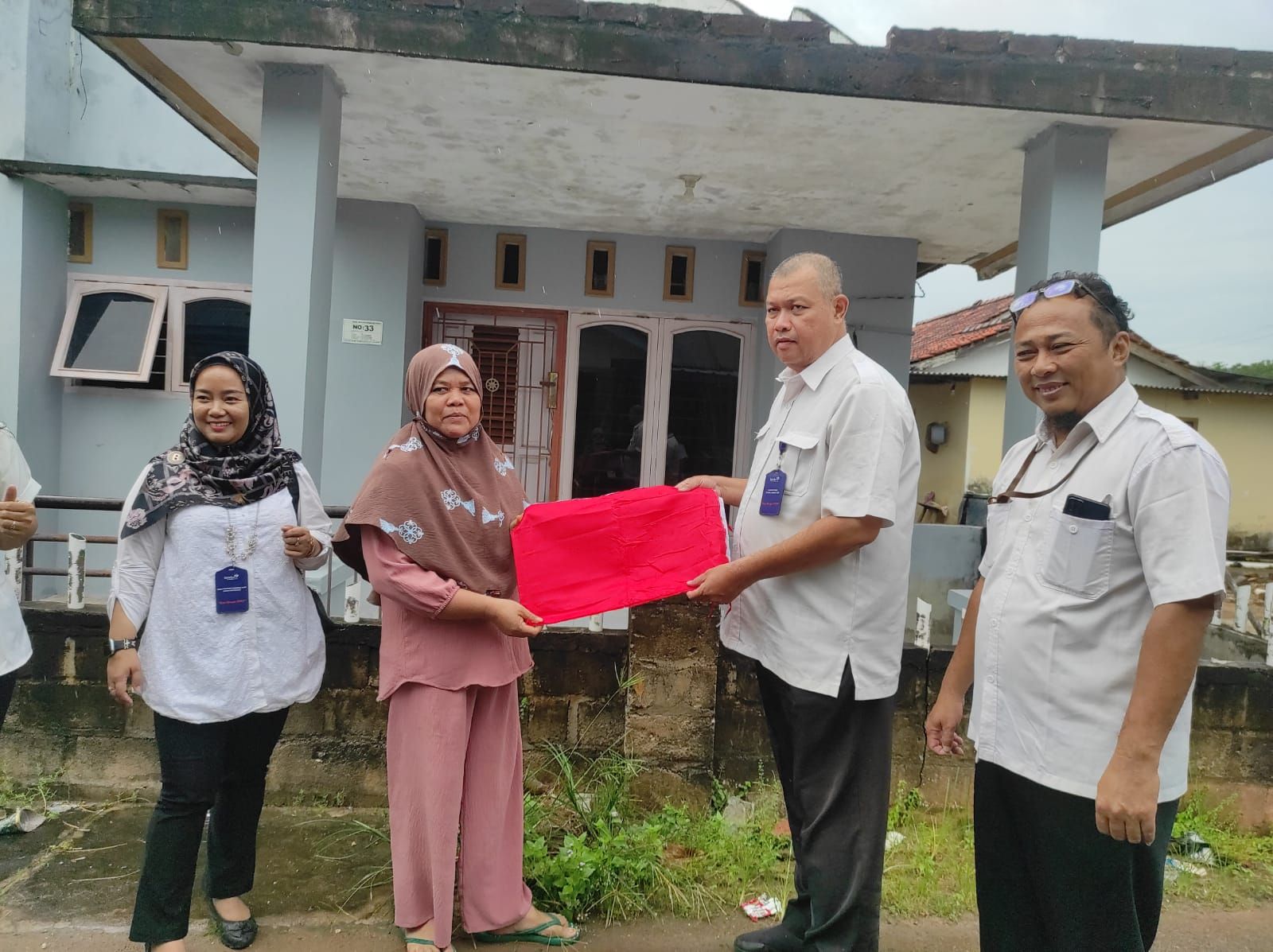 BKKBN Bangka Belitung Gelar Aksi Bagi-bagi Bendera Merah putih ke Warga Desa Batu Belubang