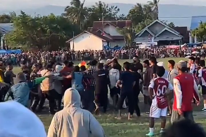 Turnamen Sepakbola Perayaan HUT ke-80 RI di Pinrang Ricuh, Suporter Masuk Lapangan Protes Keputusan Wasit