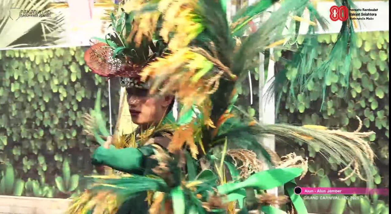 Sultra Borong “Best Unique Performance” di Jember Fashion Carnaval 2025, Kain Tenun Mendunia
