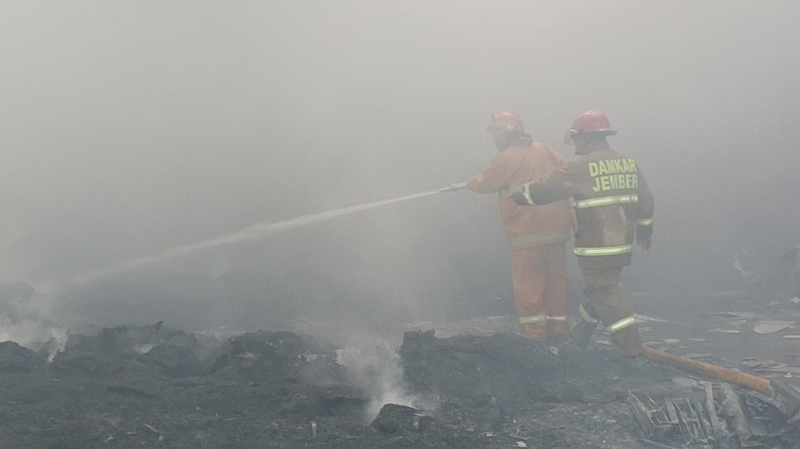 Berangkat Jumatan, Warga Panik Gudang Mebel Kebakaran di Jember