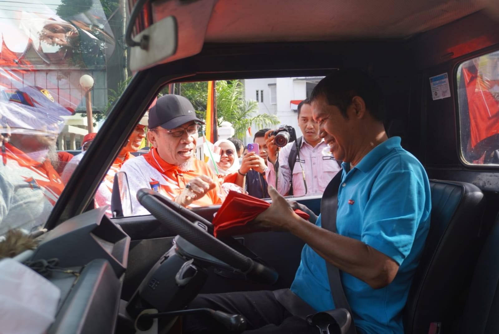 Bentuk Dukungan dan Meriahkan Hut RI ke 80: Pemko Padang Bagikan Bendera Merah putih Kepada Warga Kota Padang