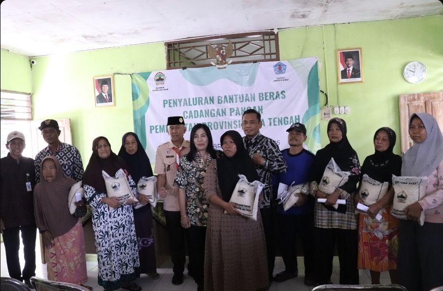 Warga Dumeling, Kupu, Sawojajar, dan Sidamulya Terima Bantuan Beras dari Pemerintah