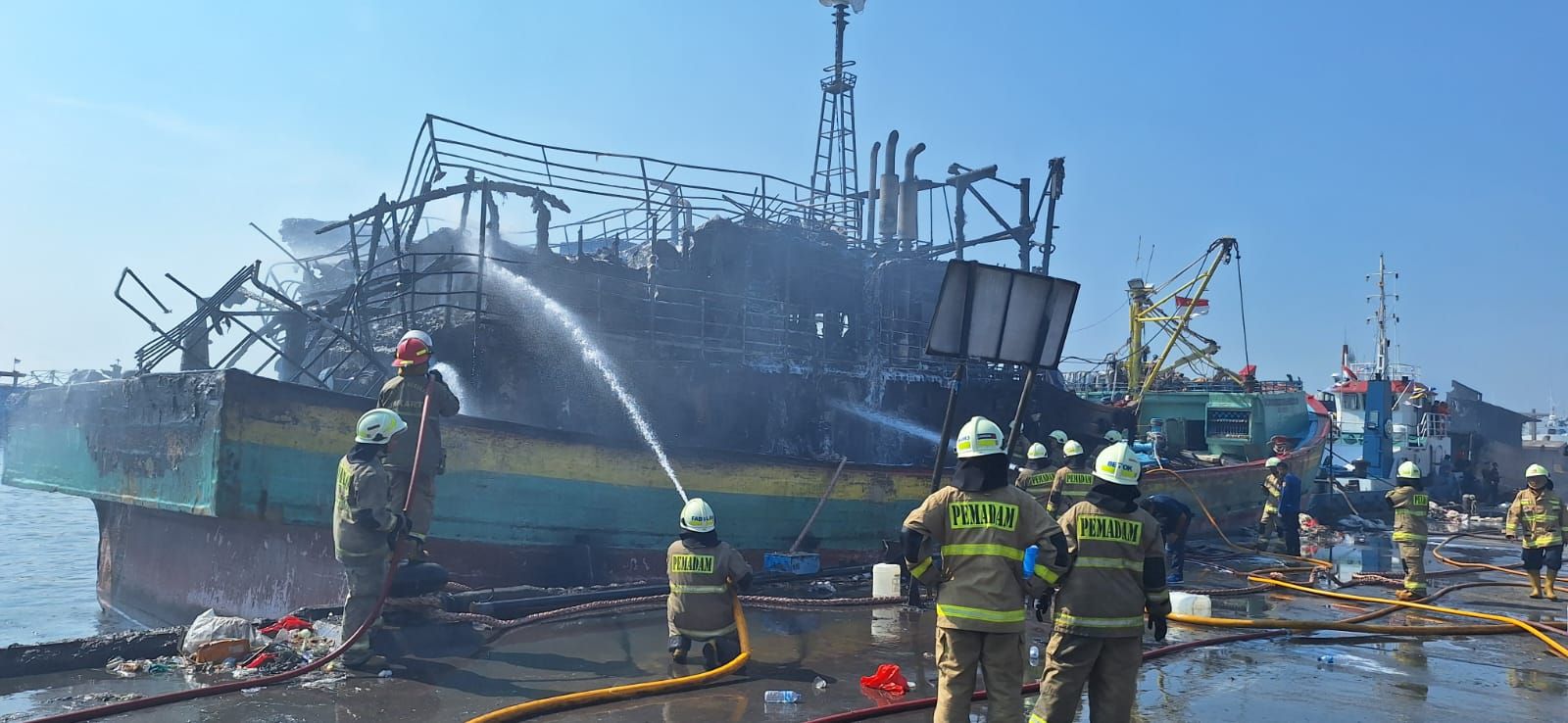 4 Kapal Nelayan Terbakar di Pelabuhan Muara Baru, Api Berhasil Dipadamkan