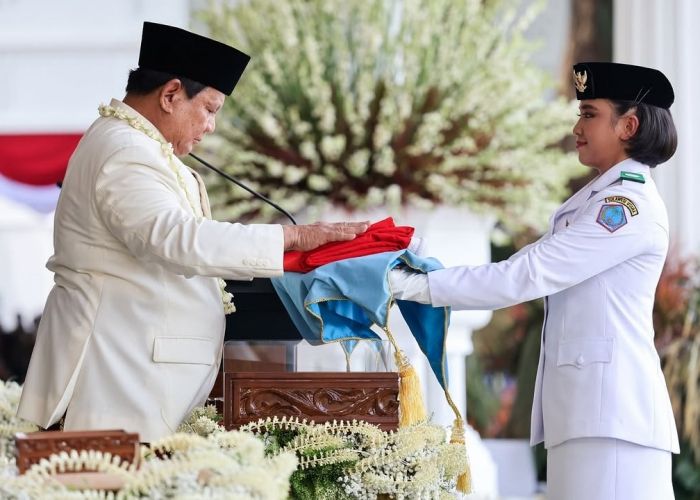 Presiden Prabowo Cium Bendera Merah Putih Penuh Khidmat, Nasionalisme Membara!