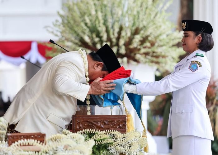 Presiden Prabowo Cium Bendera Merah Putih Penuh Khidmat, Nasionalisme Membara!