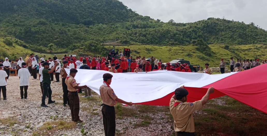 Polres dan Pemda Busel Bentangkan Bendera Merah Putih Raksasa di Bukit Lambau